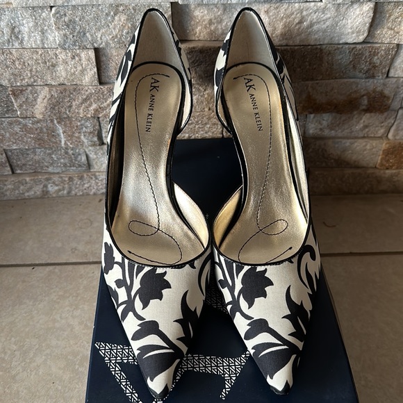 Anna Klein Heels - Picture 3 of 8